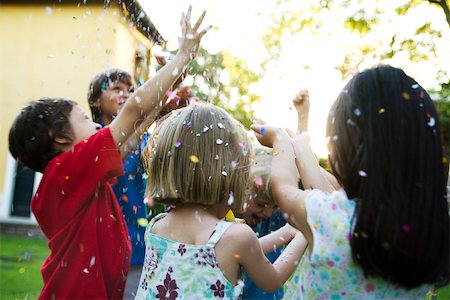 Children showered in falling confetti Foto de stock - Sin royalties Premium, Código: 632-03501022