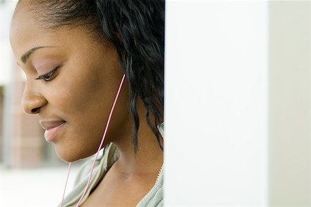 simsearch:614-02611869,k - Young woman listening to MP3 player Foto de stock - Royalty Free Premium, Número: 632-03501069