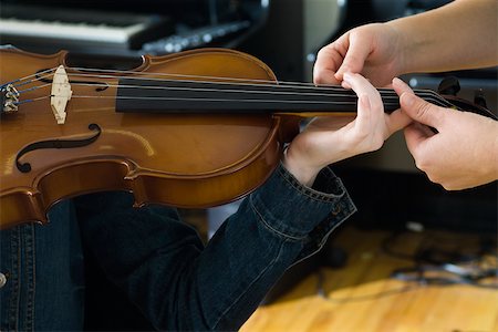 Learning to play the violin Foto de stock - Sin royalties Premium, Código: 632-03501062