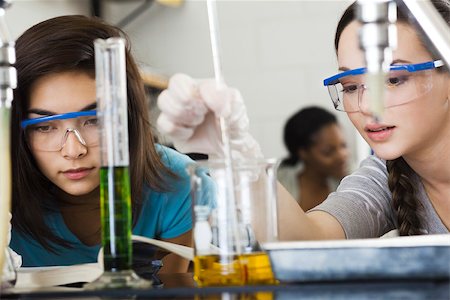 Students conducting experiment in chemistry class Stock Photo - Premium Royalty-Free, Code: 632-03516561