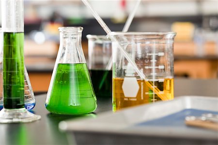 education and still life - Beakers filled with chemicals Foto de stock - Sin royalties Premium, Código: 632-03516577