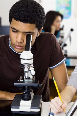 simsearch:695-05771363,k - High school student looking through microscope Foto de stock - Sin royalties Premium, Código: 632-03516579