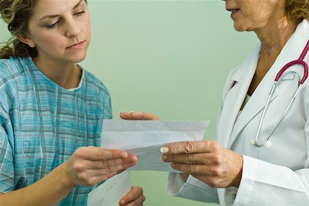receta (médica) - Doctor explaning prescription to patient Foto de stock - Sin royalties Premium, Código: 632-03516714