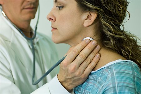 pulso (latido) - Doctor listening to patient's pulse with stethoscope Foto de stock - Sin royalties Premium, Código: 632-03516718
