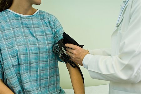 Doctor checking patient's blood pressure Foto de stock - Sin royalties Premium, Código: 632-03516750