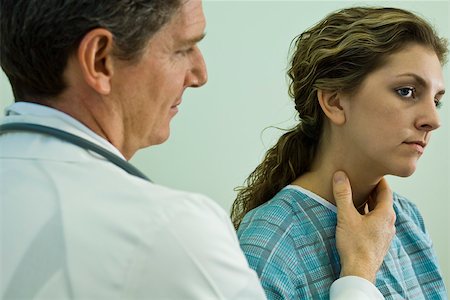 Doctor examining patient's lymph nodes Foto de stock - Sin royalties Premium, Código: 632-03516779