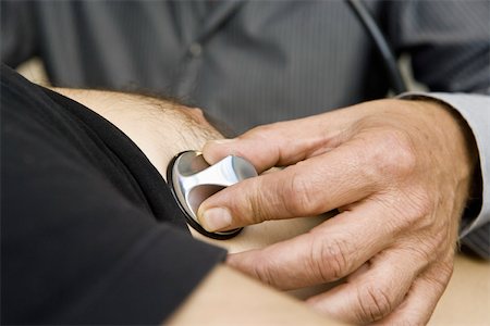 examen de pecho - Doctor listening to patient's chest with stethoscope, cropped Foto de stock - Sin royalties Premium, Código: 632-03629646