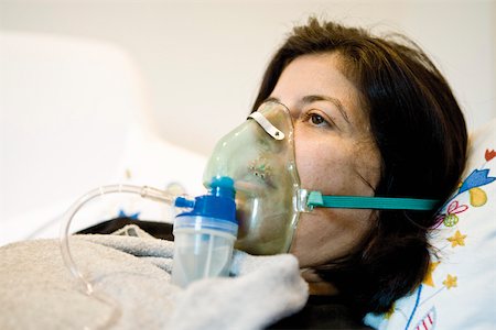 Woman receiving oxygen treatment Foto de stock - Sin royalties Premium, Código: 632-03629682