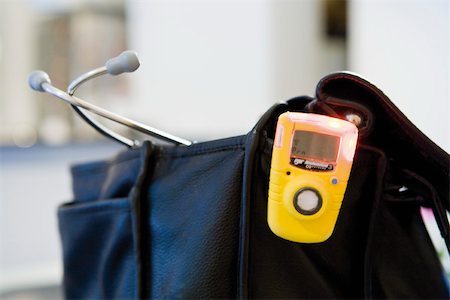 servicios de urgencia - Doctor's bag and capnometer, a device used to measure carbon dioxide levels Foto de stock - Sin royalties Premium, Código: 632-03629697