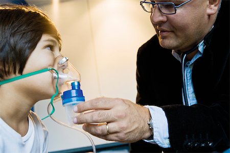 Boy receiving oxygen treatment Foto de stock - Sin royalties Premium, Código: 632-03629707