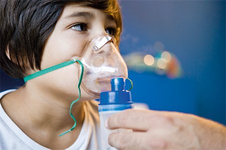 sauerstoffmaske - Boy receiving oxygen treatment Foto de stock - Sin royalties Premium, Código: 632-03629708