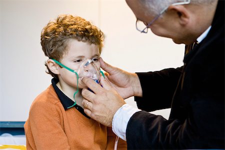 Boy receiving oxygen treatment Foto de stock - Sin royalties Premium, Código: 632-03629710