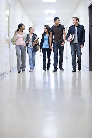 High school students walking down school corridor Foto de stock - Sin royalties Premium, Código: 632-03629725