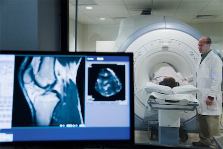 simsearch:632-03754377,k - Doctor monitoring patient undergoing MRI scan Foto de stock - Royalty Free Premium, Número: 632-03629880