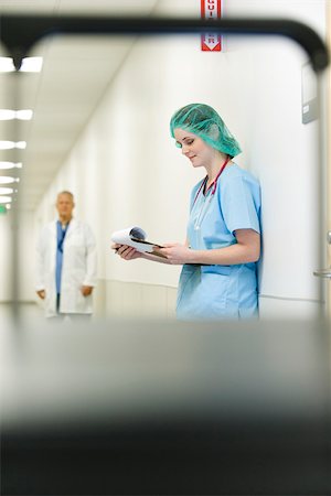 simsearch:632-03193444,k - Nurse wearing surgical cap, low angle view Foto de stock - Royalty Free Premium, Número: 632-03629896