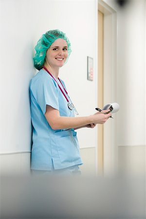 simsearch:632-06029491,k - Nurse wearing surgical cap, portrait Fotografie stock - Premium Royalty-Free, Codice: 632-03629919