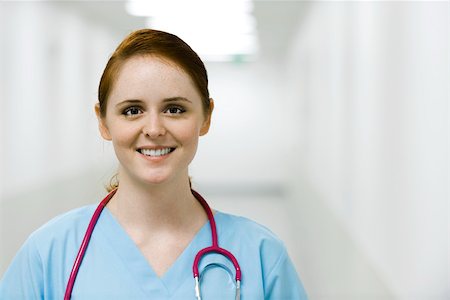 espacio vacío - Nurse smiling, portrait Foto de stock - Sin royalties Premium, Código: 632-03629922