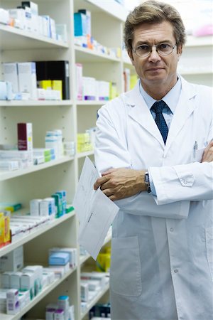 pharmacy shelf - Pharmacien mâle, portrait Photographie de stock - Premium Libres de Droits, Code: 632-03629968