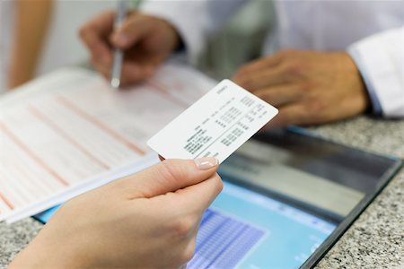 people holding cards in hand - Assurance santé aide les patients à obtenir les soins médicaux que dont ils ont besoin Photographie de stock - Premium Libres de Droits, Code: 632-03630000