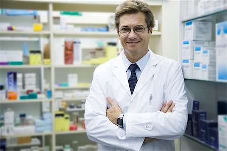 pharmacy shelf - Pharmacien mâle, portrait Photographie de stock - Premium Libres de Droits, Code: 632-03630029