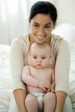 diapering mother to baby - Mère tenue bébé sur les genoux, portrait Photographie de stock - Premium Libres de Droits, Code: 632-03630056