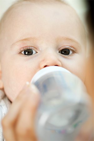 simsearch:695-05780170,k - Baby drinking from bottle Fotografie stock - Premium Royalty-Free, Codice: 632-03630058