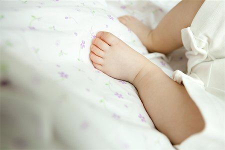 simsearch:632-03630087,k - Infant's foot Foto de stock - Sin royalties Premium, Código: 632-03630051