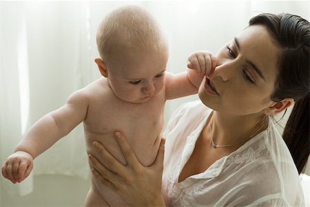 simsearch:632-01613298,k - Mother holding infant Foto de stock - Royalty Free Premium, Número: 632-03630081