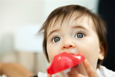 Baby girl chewing on plastic cup Foto de stock - Sin royalties Premium, Código: 632-03630097