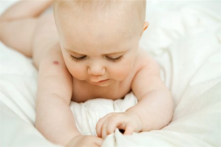 simsearch:632-03630113,k - Baby contemplating blanket Fotografie stock - Premium Royalty-Free, Codice: 632-03630128