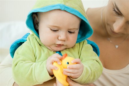 simsearch:632-06779167,k - Baby playing with rubber duck before bathtime Foto de stock - Royalty Free Premium, Número: 632-03630129