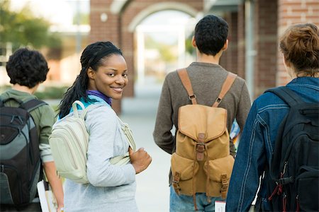 Étudiant de niveau collégial à pied avec les amis Photographie de stock - Premium Libres de Droits, Code: 632-03630136