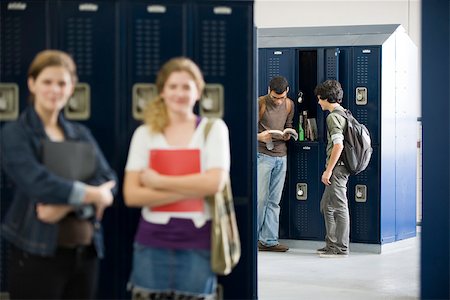 simsearch:632-03630208,k - High school students chatting by lockers Foto de stock - Sin royalties Premium, Código: 632-03630140