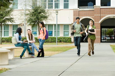 High school friends hanging out together on school campus Foto de stock - Sin royalties Premium, Código: 632-03630206