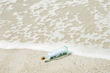 Message in a bottle washed up on shore Foto de stock - Royalty Free Premium, Número: 632-03630253