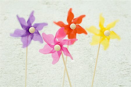 Pinwheels stuck in sand at the beach Foto de stock - Royalty Free Premium, Número: 632-03630274