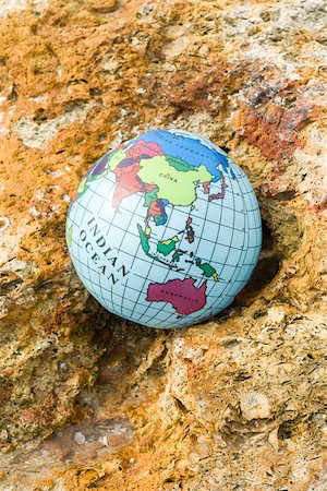 Globe niché dans la roche Photographie de stock - Premium Libres de Droits, Code: 632-03630280