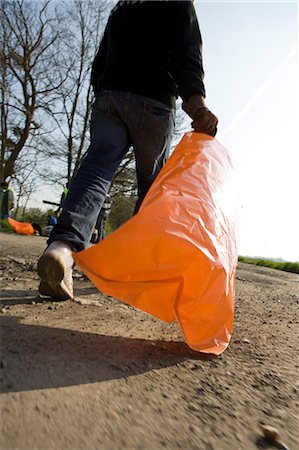 servicio comunitario - Walking with garbage bag Foto de stock - Sin royalties Premium, Código: 632-03651651