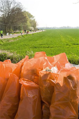Full bags of trash outdoors, result of cleanup effort Foto de stock - Sin royalties Premium, Código: 632-03651665