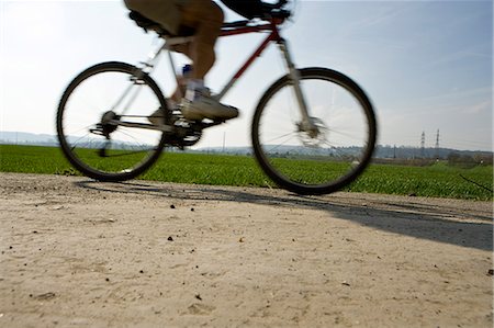 sprecare - Riding bicycle, low section Fotografie stock - Premium Royalty-Free, Codice: 632-03651671