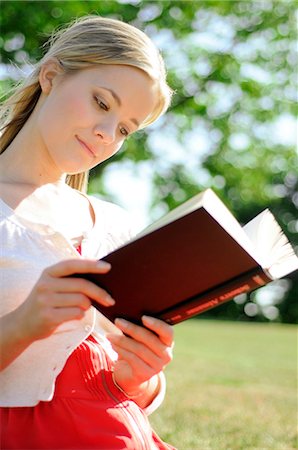 simsearch:632-03424300,k - Young woman reading book outdoors Foto de stock - Sin royalties Premium, Código: 632-03651765