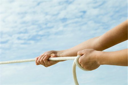 Person pulling end of rope with both hands Foto de stock - Sin royalties Premium, Código: 632-03651832