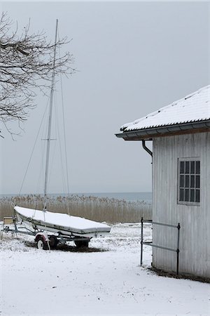 simsearch:632-03651869,k - Sailboat ashore in wintery scene Fotografie stock - Premium Royalty-Free, Codice: 632-03651902