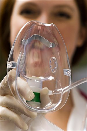 Putting oxygen mask on patient, personal perspective Foto de stock - Sin royalties Premium, Código: 632-03651921