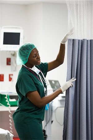 Infirmière de fermer le rideau de la vie privée dans la chambre d'hôpital Photographie de stock - Premium Libres de Droits, Code: 632-03651932