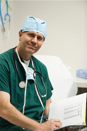 surgeon portrait - Surgeon reviewing patient's medical chart, portrait Stock Photo - Premium Royalty-Free, Code: 632-03651989