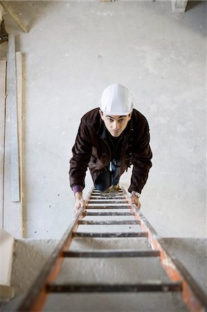 Construction worker climbing ladder Foto de stock - Sin royalties Premium, Código: 632-03652226