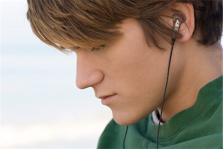 simsearch:632-03847673,k - Young male listening to earphones outdoors Foto de stock - Sin royalties Premium, Código: 632-03652270