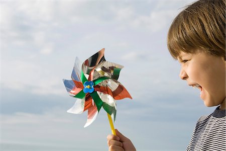 Boy playing with pinwheel Foto de stock - Royalty Free Premium, Número: 632-03652283