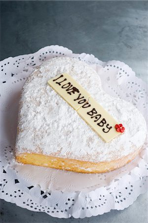 simsearch:649-06112902,k - Heart-shaped pastry with lettering on decorative white chocolate reading, "I love you baby" Foto de stock - Sin royalties Premium, Código: 632-03754209